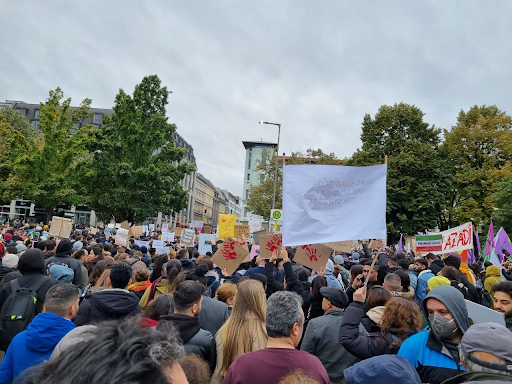 Standing in Solidarity: Protesters in Berlin rally in honor of Mahsa Amini and against Iranian authority. (Photo by: Amir Sarabadani/Wikimedia Commons)