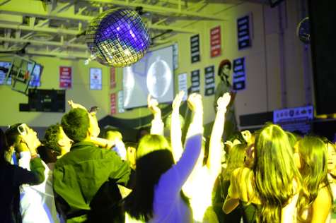 Dancing at Discophoria: Students in a crowd dance along to the music at Homecoming. 
